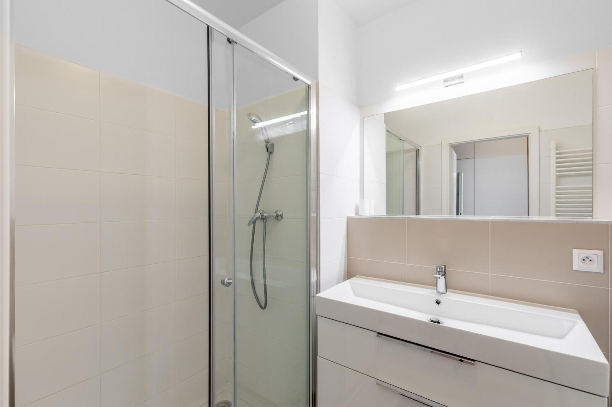 Leo Apartment - Ac & Free Parking Bratislava Exterior photo